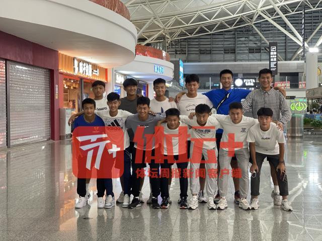 去年7月，小球员们从国内出发踏上留葡之路.jpg
